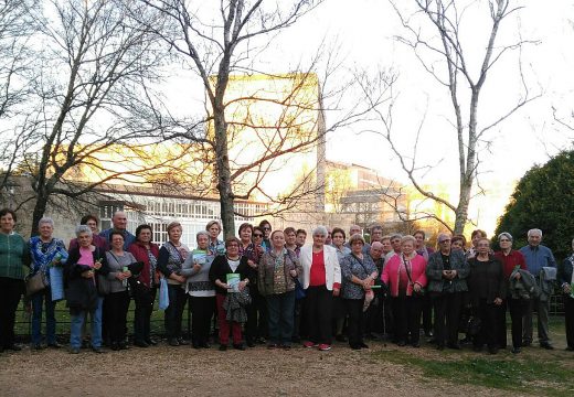 Un grupo de 40 maiores dos Obradoiros de Mente Activa e Ximnasia de Brión visitan o Museo de Historia Natural de Santiago
